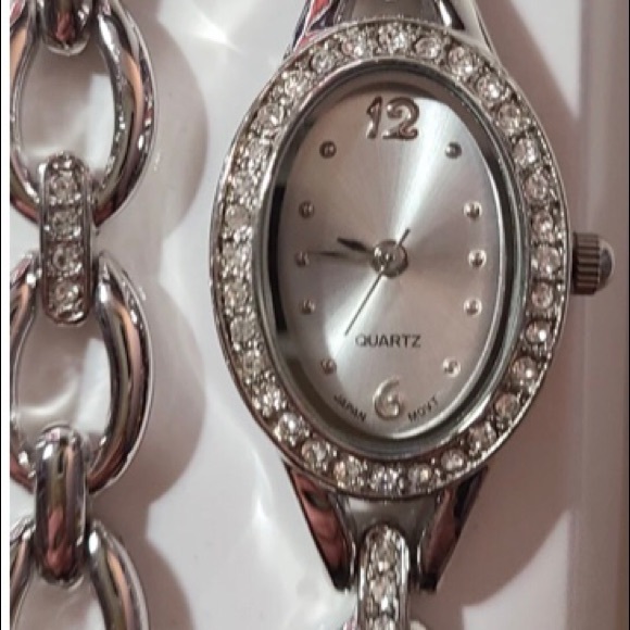 Avon Quartz sparkling watch and bracelet set silverstone - Picture 1 of 4